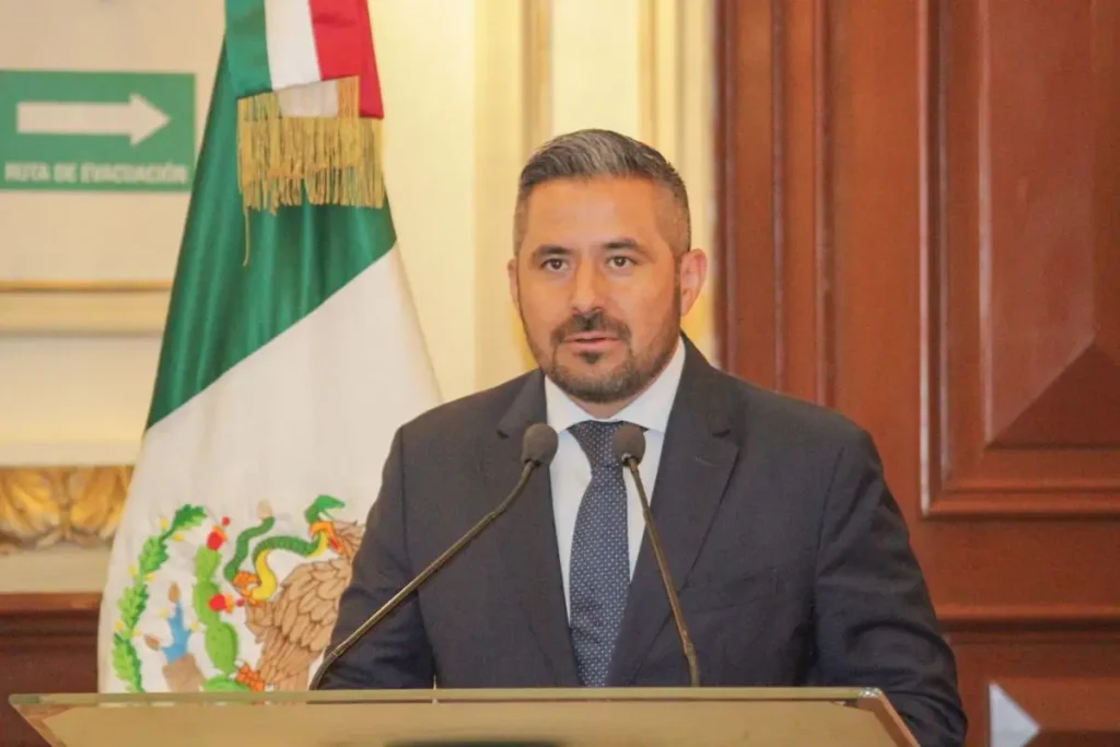 Adán Domínguez acude al Congreso de Puebla para plantear crédito municipal por 600 millones de pesos