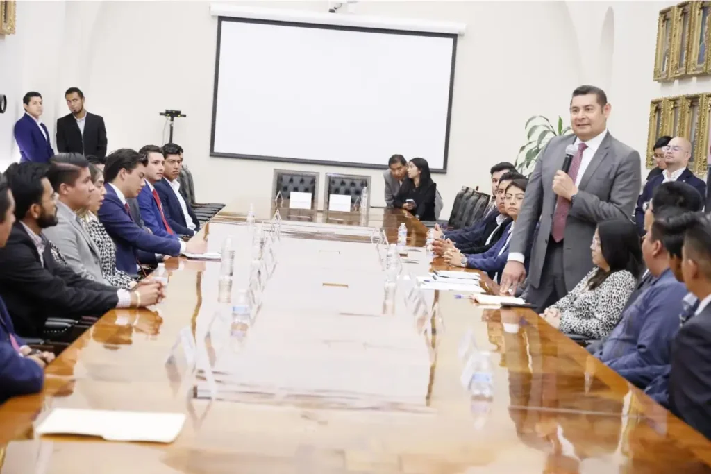 alejandro armenta reuinon juventud poblana 1