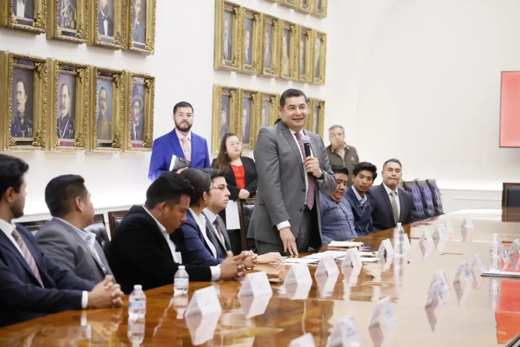 alejandro armenta reuinon juventud poblana 2