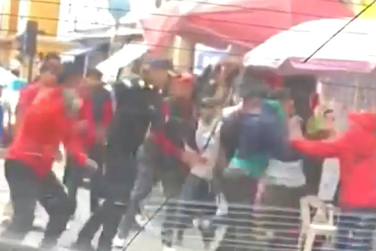 VIDEO: Ambulantes del Centro de Puebla se pelean frente a policía 1 VIDEO: Ambulantes del Centro de Puebla se pelean frente a policía