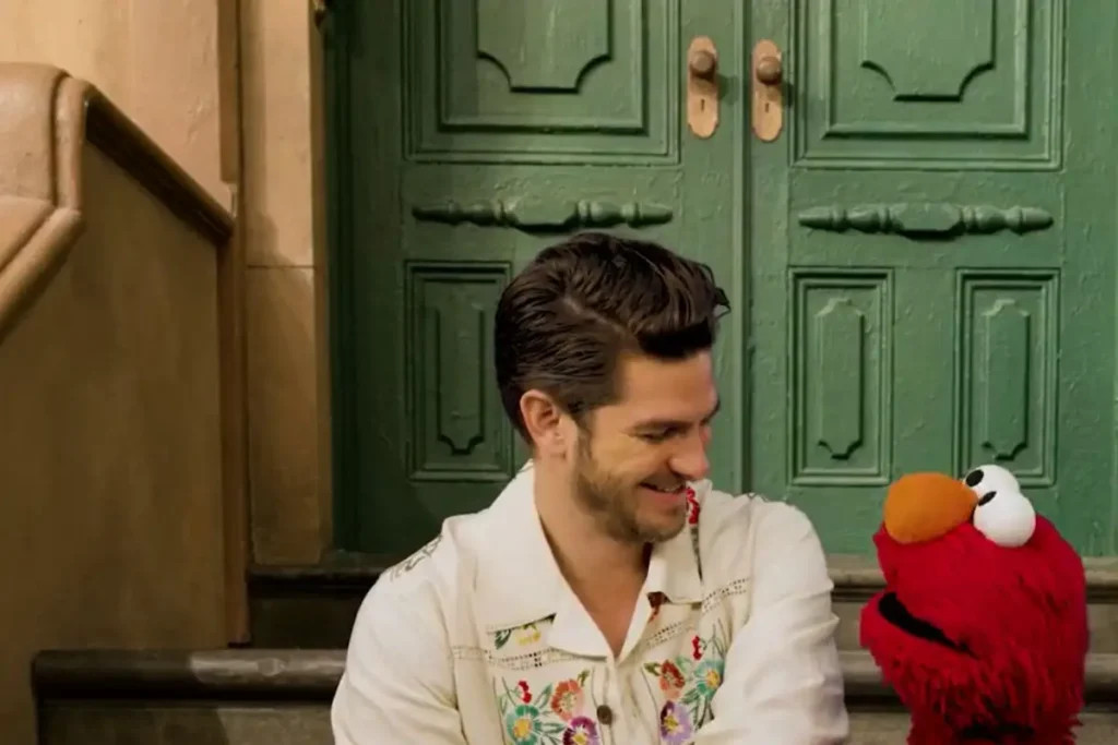 Andrew Garfield llora con Elmo al recordar a su mamá