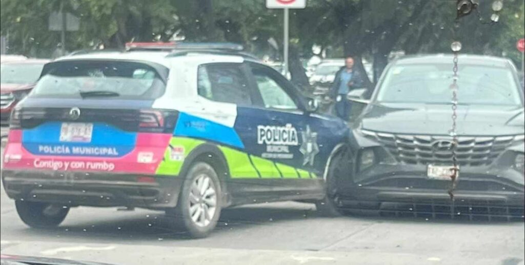 Conductor alcoholizado choca con una patrulla de la policía municipal