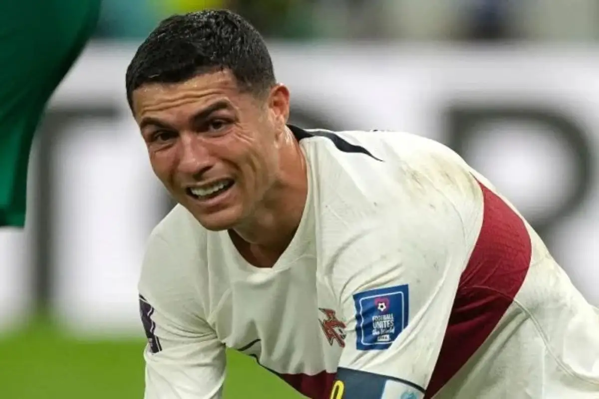 VIDEO: Cristiano Ronaldo falla penal en Arabia y le vuela el celular a un niño 1 VIDEO: Cristiano Ronaldo falla penal en Arabia y le vuela el celular a un niño en la tribuna