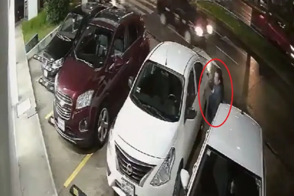 VIDEO: Dan cristalazos a autos en una lavandería en el bulevar 5 de Mayo