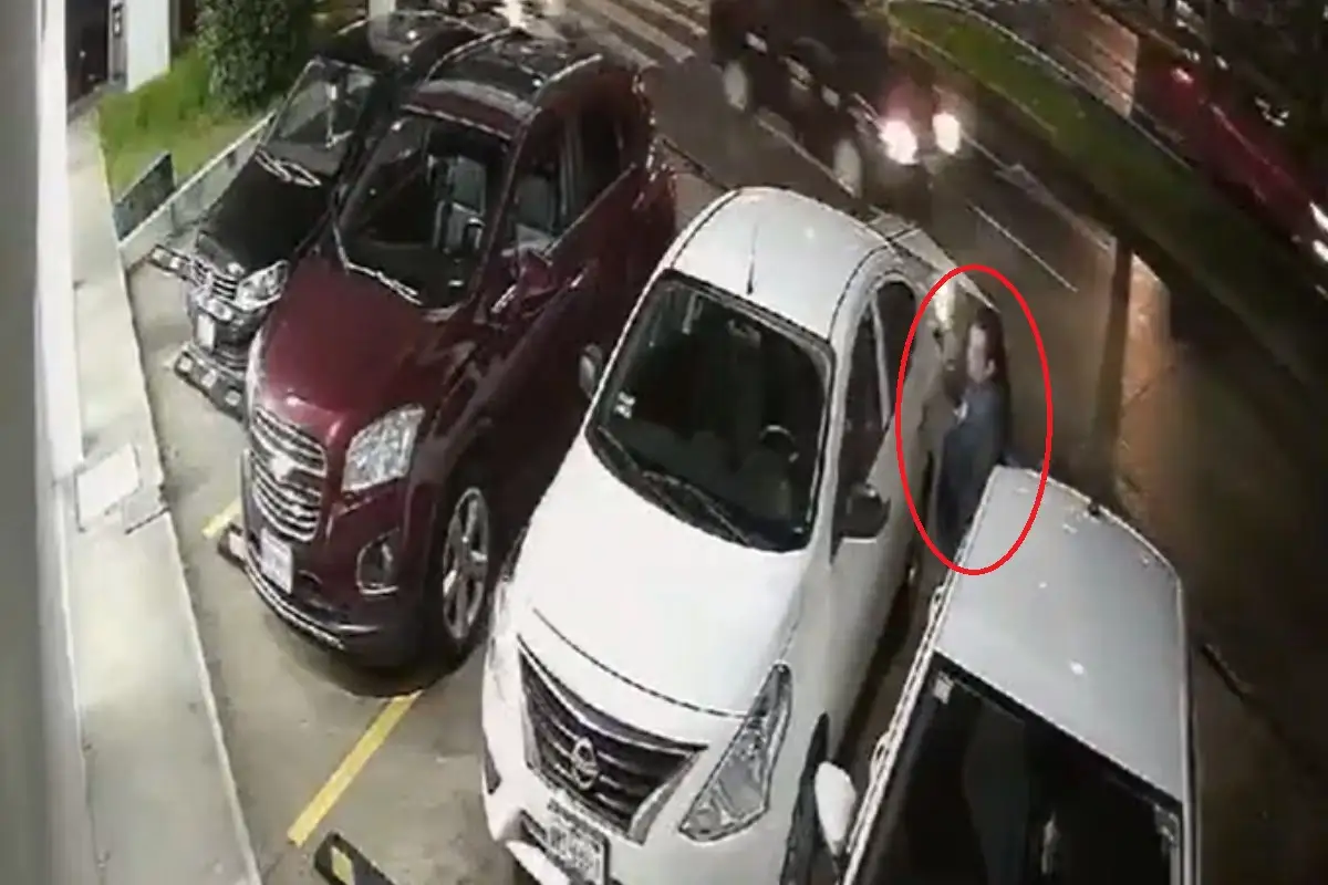 VIDEO: Dan cristalazos a autos en una lavandería en el bulevar 5 de Mayo 1 VIDEO: Dan cristalazos a autos en una lavandería en el bulevar 5 de Mayo