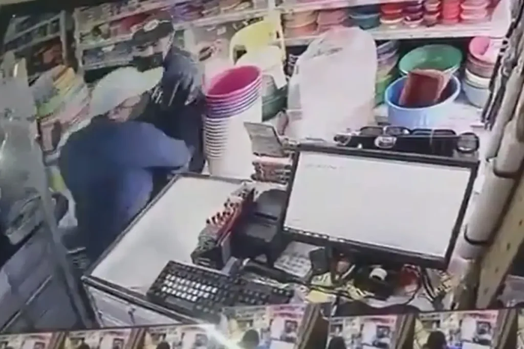 (VIDEO) A plena luz del día y con clientes dentro, asaltan negocio en la Central de Abasto de Puebla