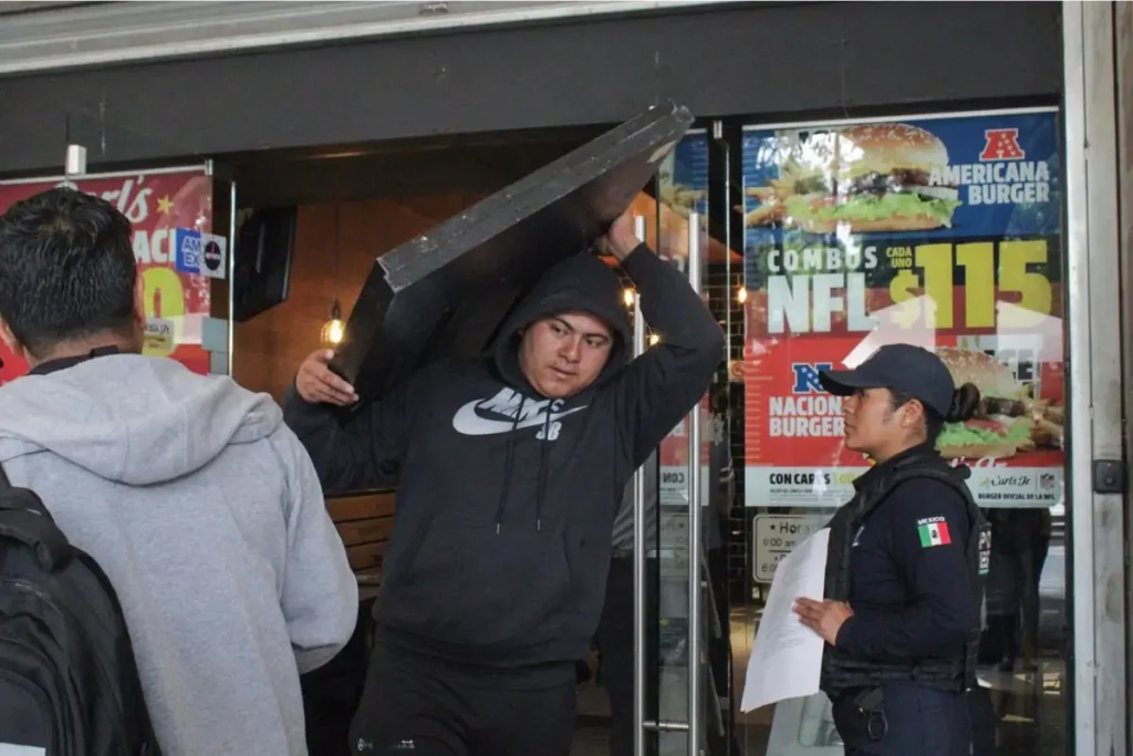 Por no pagar la renta, desalojan Carl’s Jr del zócalo de Puebla