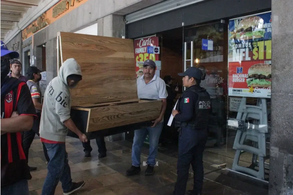 Por no pagar la renta, desalojan Carl's Jr del zócalo de Puebla