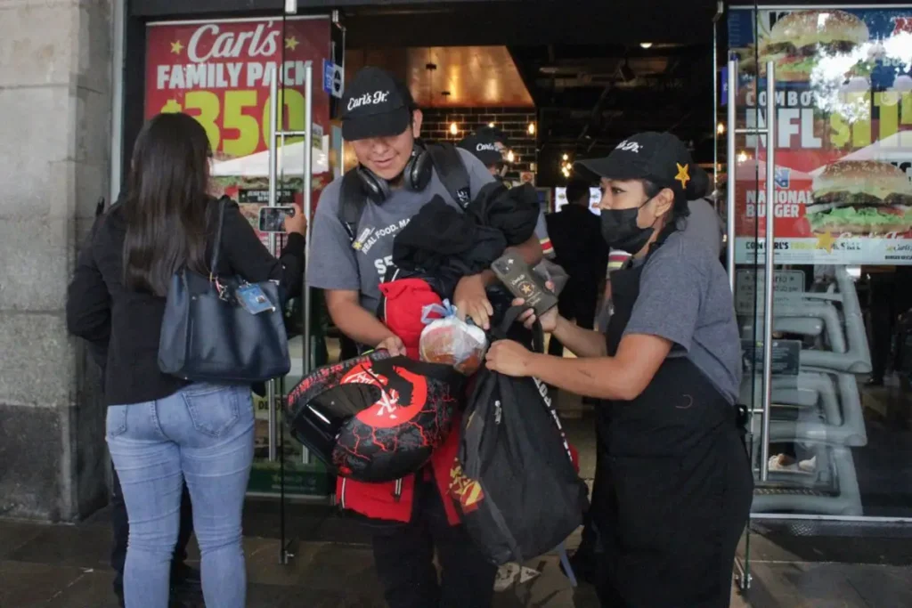 Por no pagar la renta, desalojan Carl’s Jr del zócalo de Puebla