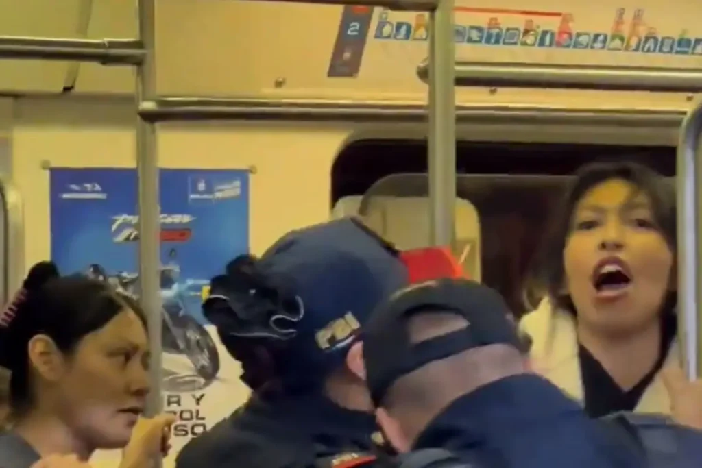 Más de 15 policías detienen a cuentacuentos en el Metro de CDMX