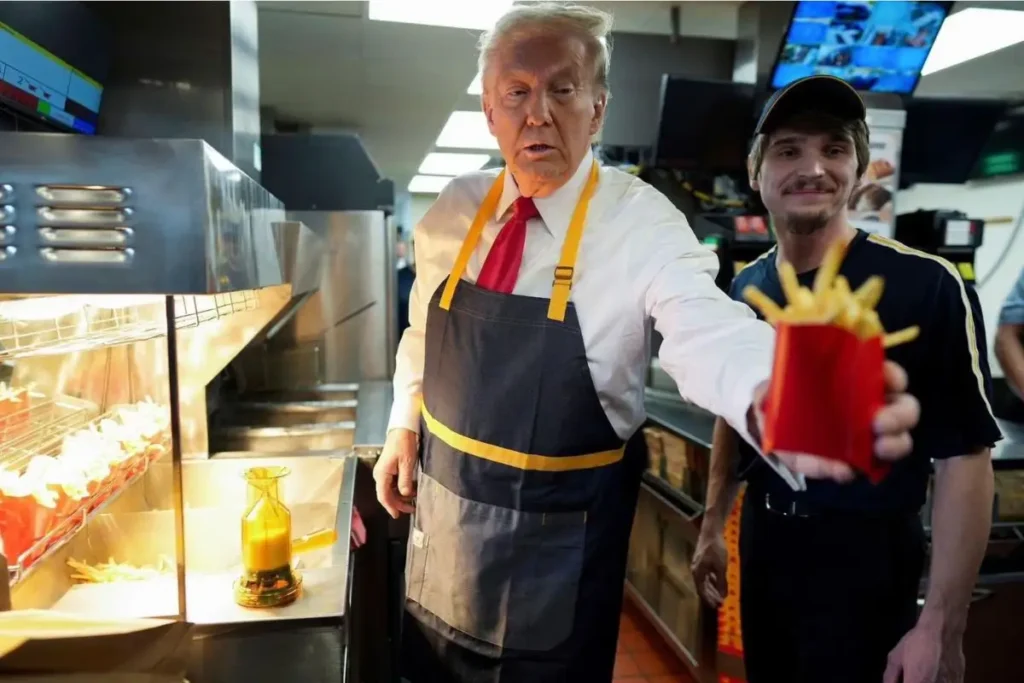 Captan a Donald Trump trabajando en un McDonald’s