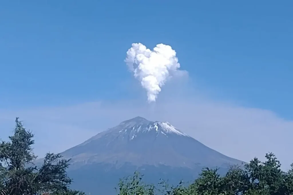 (FOTOS) Captan fumarola en forma de corazón saliendo del volcán Popocatépetl