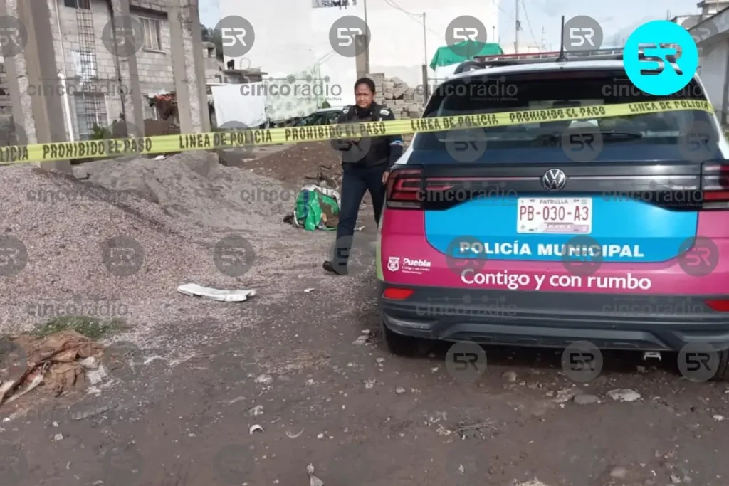 Hallan feto semi enterrado y envuelto en una bolsa de plástico en Puebla