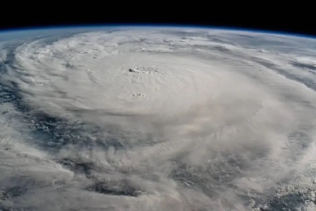 (VIDEO) Así pescadores de Celestún se enfrentaron al huracán Milton y salieron vivos 2 (FOTOS y VIDEO) Astronauta de la NASA capta al huracán Milton desde el espacio