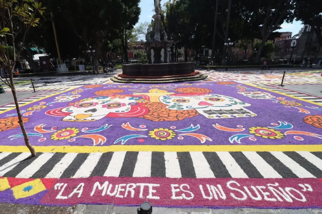Inauguran tapete monumental de Día de Muertos en el zócalo de Puebla