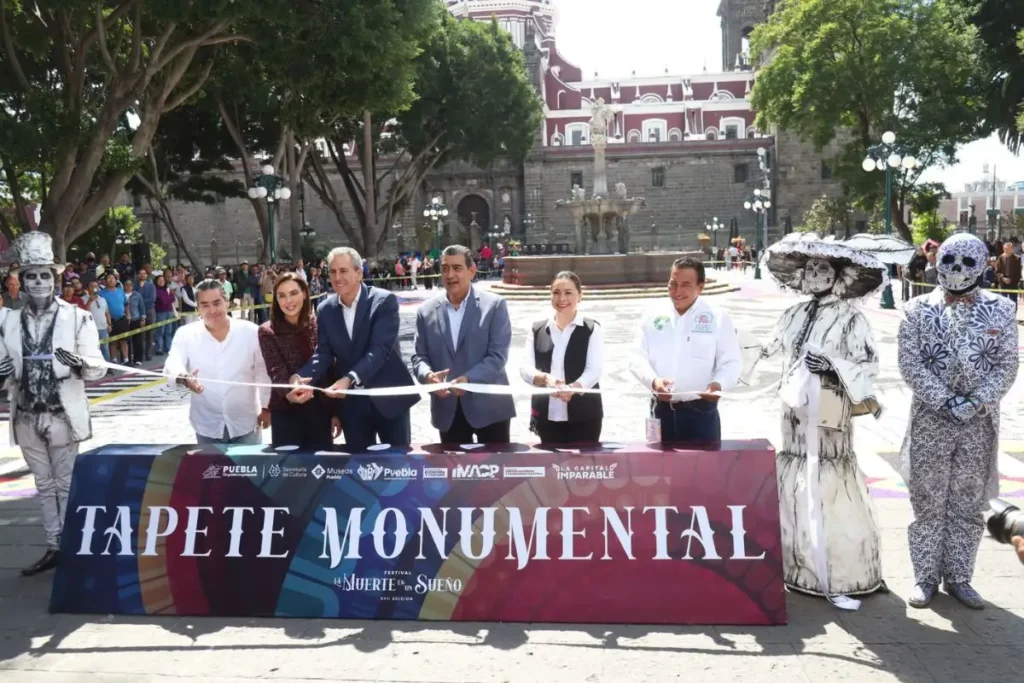 Inauguran tapete monumental de Día de Muertos en el zócalo de Puebla 3 Inauguran tapete monumental de Día de Muertos en el zócalo de Puebla