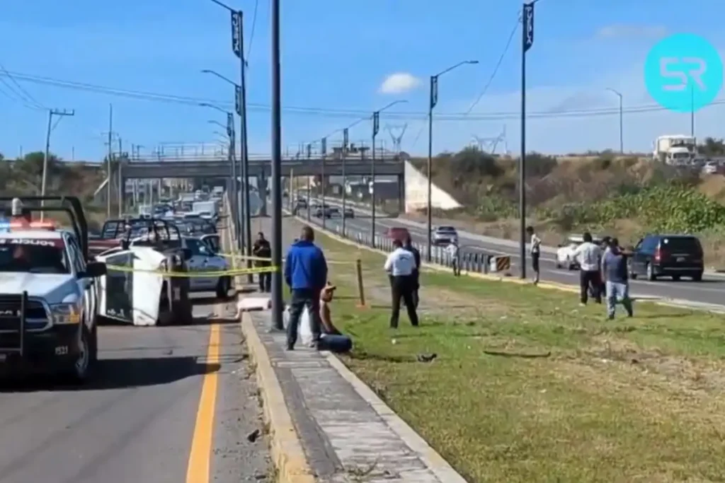 Conductor muere al volcar su camioneta en el Periférico Ecológico de Puebla