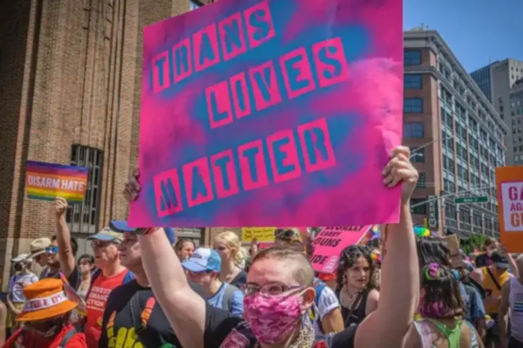 Niegan terapia de reemplazo hormonal a personas trans en Reino Unido