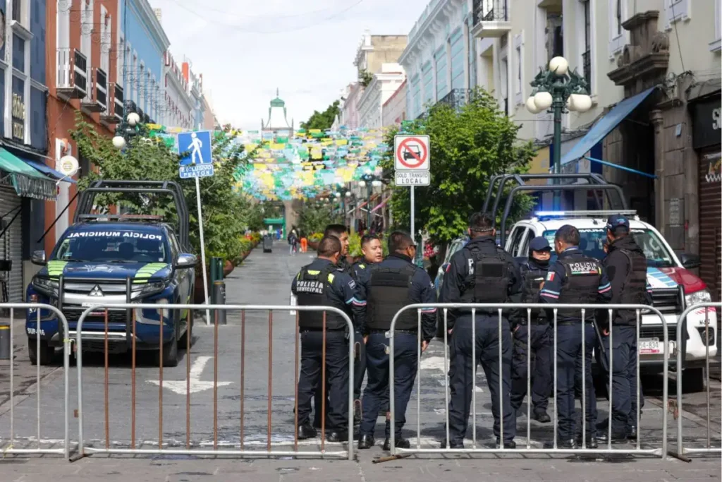 Universidades participarán en la reubicación de ambulantes del Centro de Puebla 3 No permitirán la instalación de ambulantes en el Centro de Puebla durante el Buen Fin