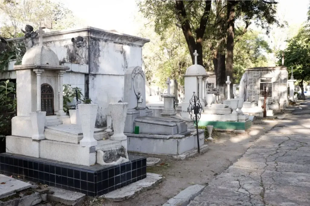 Panteones municipales de Puebla: extenderán horarios y desplegarán policías por Día de Muertos