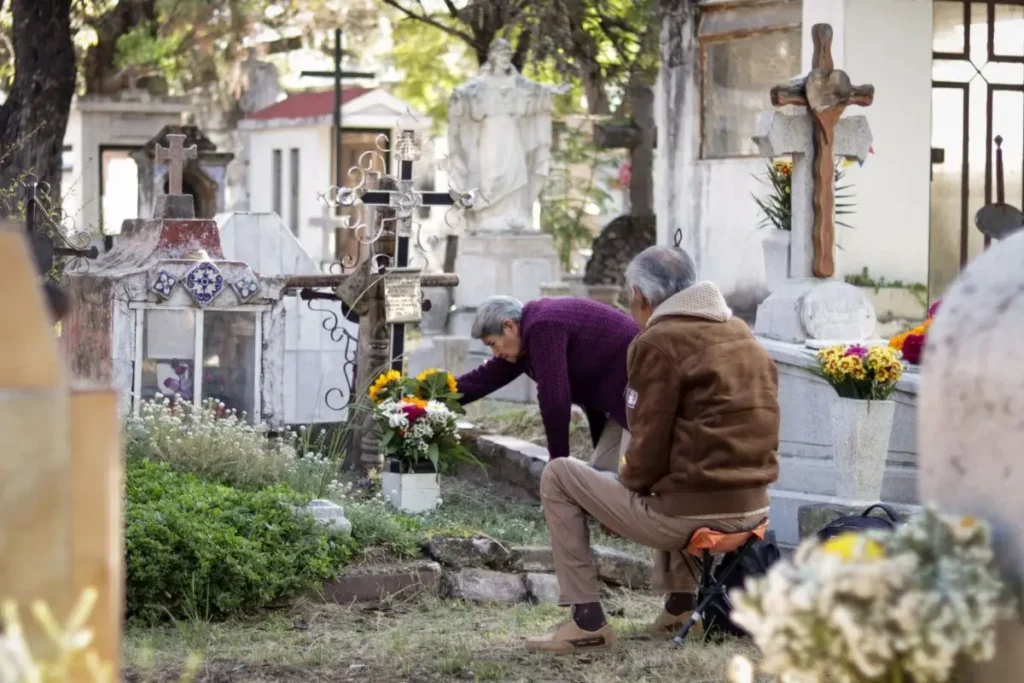 Fotoreportaje: ¿Qué pasa con las tumbas olvidadas en los panteones de Puebla en Día de Muertos? 11 Panteones municipales de Puebla: extenderán horarios y desplegarán policías por Día de Muertos