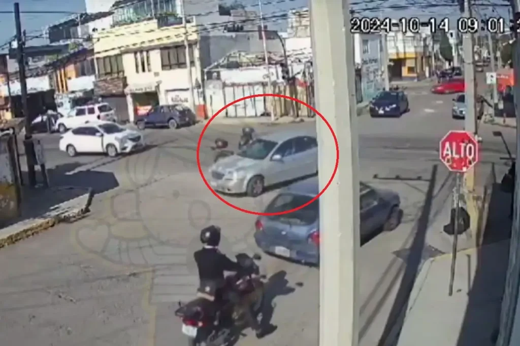 (VIDEO) Policía de Puebla choca contra un automóvil en la avenida Nacional