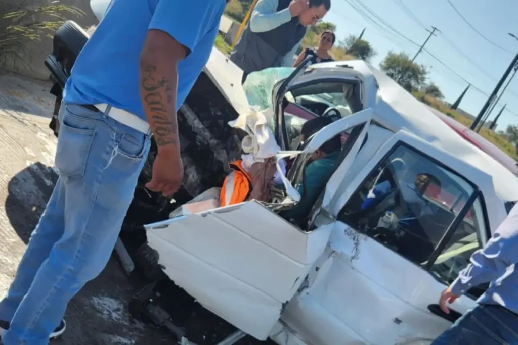 Conductor queda prensado en el Periférico Ecológico