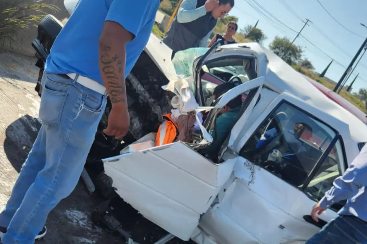Conductor queda prensado en el Periférico Ecológico 1 Conductor queda prensado en el Periférico Ecológico
