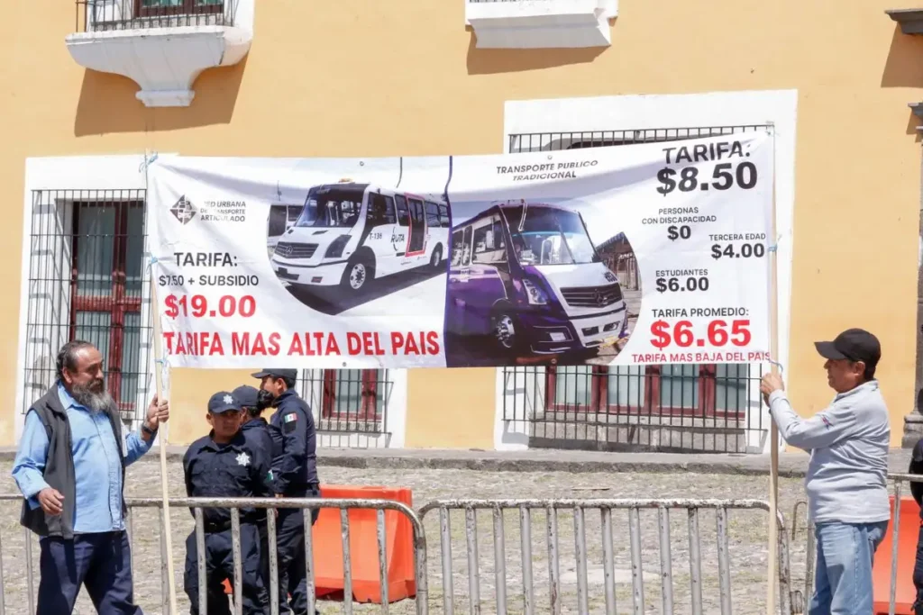 Transportistas insisten en aumento al pasaje en Puebla; se manifiestan en Casa Aguayo