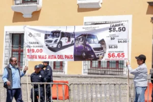 Transportistas insisten en aumento al pasaje en Puebla; se manifiestan en Casa Aguayo