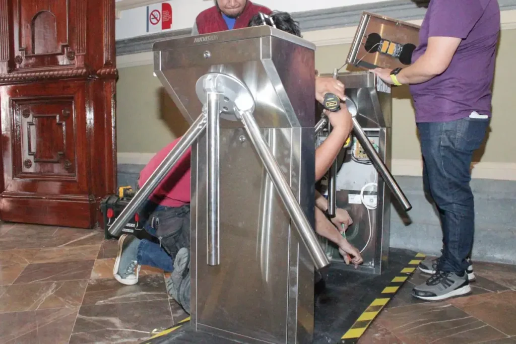 ¡Que siempre no! Ordenan retirar los torniquetes de Palacio Municipal de Puebla