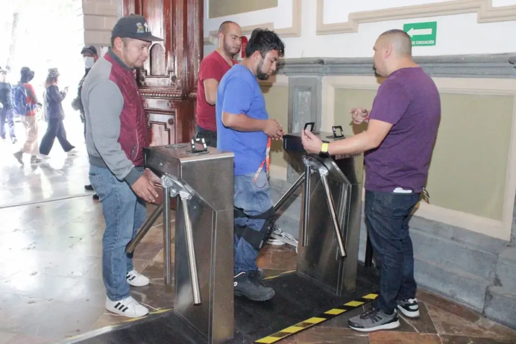 ¡Que siempre no! Ordenan retirar los torniquetes de Palacio Municipal de Puebla