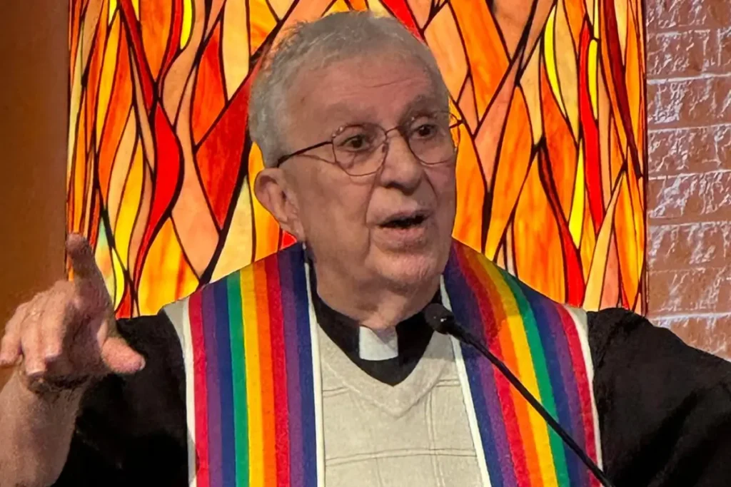Sacerdote gay de Estados Unidos será reincorporado tras 40 años