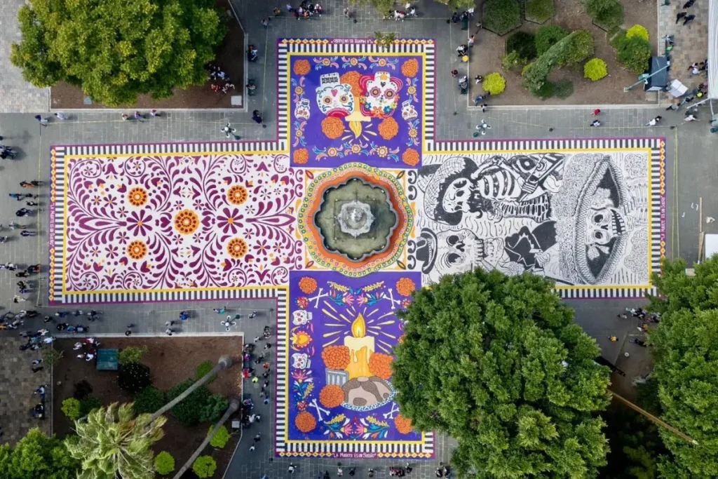 Conoce el tapete monumental y Sendero al Mictlán por Día de Muertos en el zócalo de Puebla