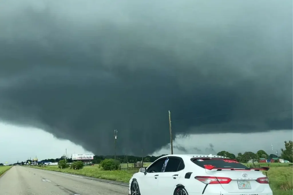 SRE advierte posibles tornados en Florida por el huracán Milton