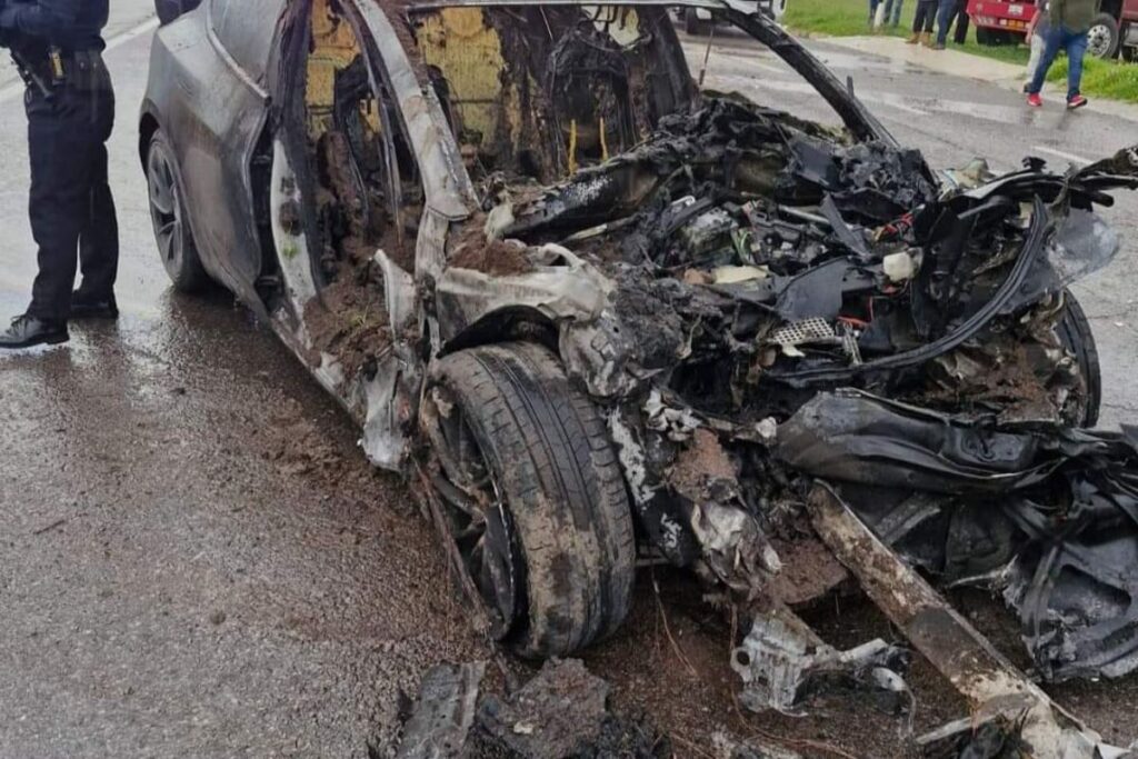 VIDEO: Tesla choca contra camioneta de carga y se incendia en la Tlaxco-Chignahuapan