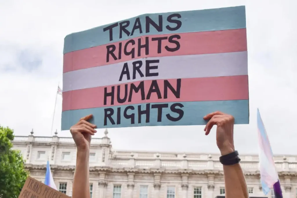 En Texas podrán demandar a personas trans por usar baños públicos