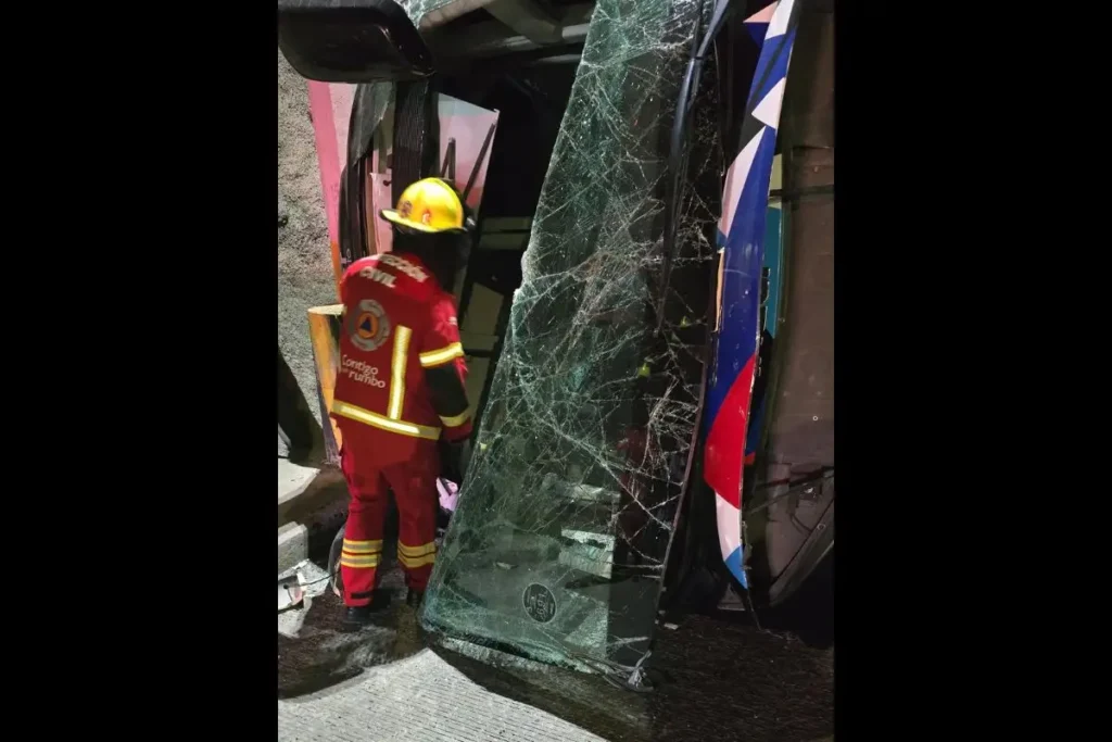 VIDEO: Conductor atropella a adultos mayores en Cuautlancingo y se da a la fuga 2 30 heridos deja volcadura de un Estrella Roja en Periférico Ecológico, en Puebla