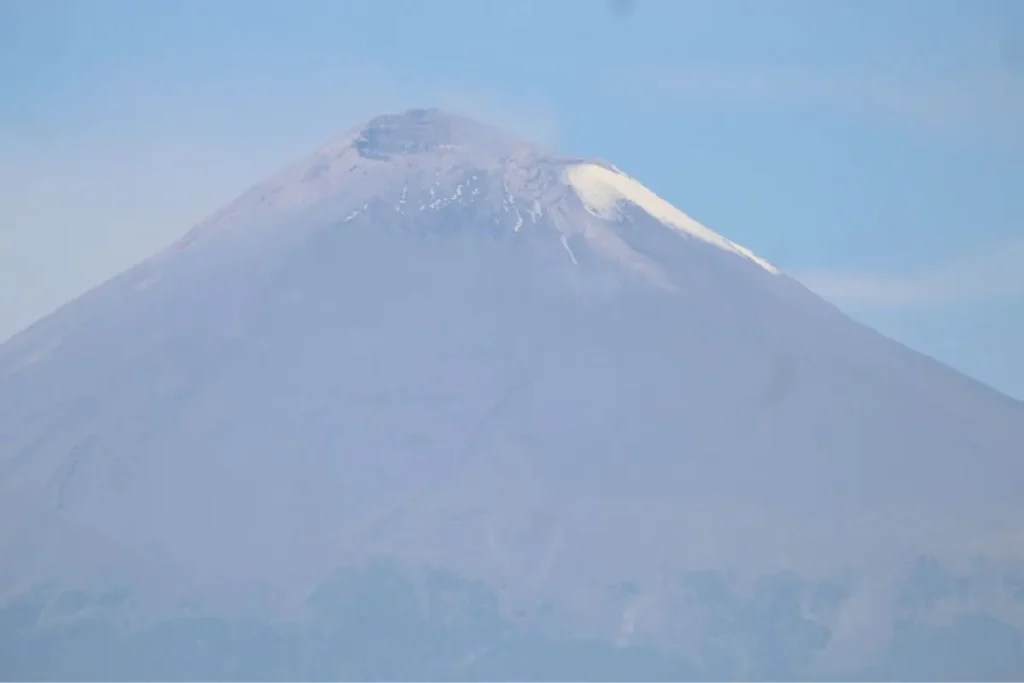 FOTOS|VIDEO: Así se ve la fumarola del volcán Popocatépetl hoy 23 de octubre 5 Volcán Popocatépetl y el Iztaccíhuatl nos regalan estas maravillosas postales