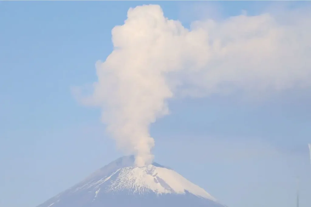 (FOTOS y VIDEO) Así se ve la fumarola del volcán Popocatépetl hoy 23 de octubre