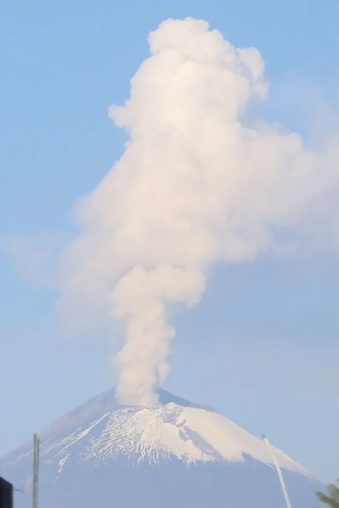 FOTOS|VIDEO: Así se ve la fumarola del volcán Popocatépetl hoy 23 de octubre 4 volcan popocatepetl este 23 de octubre 3