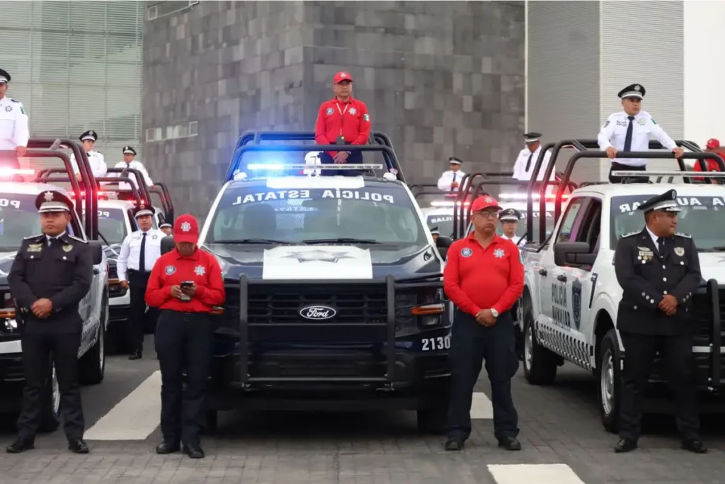 Entrega Sergio Salomón 100 patrullas a la Policía Estatal y armamento a municipios
