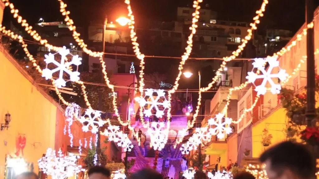 Asi luce la Villa Iluminada Atlixco 2024 con tematica de Alicia en el Pais de las Maravillas 1