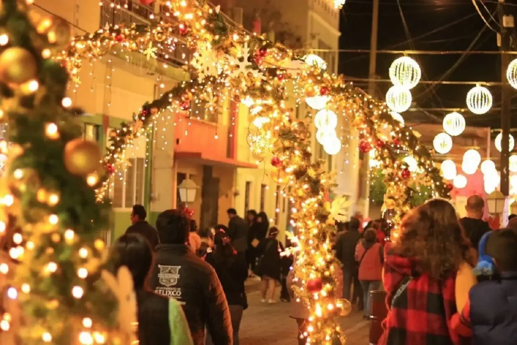 Así luce la Villa Iluminada Atlixco 2024 con temática de Alicia en el País de las Maravillas