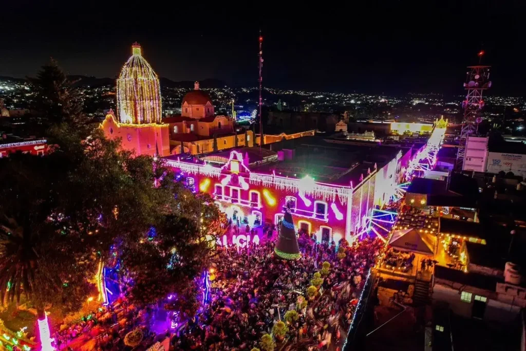 Asi luce la Villa Iluminada Atlixco 2024 con tematica de Alicia en el Pais de las Maravillas 3