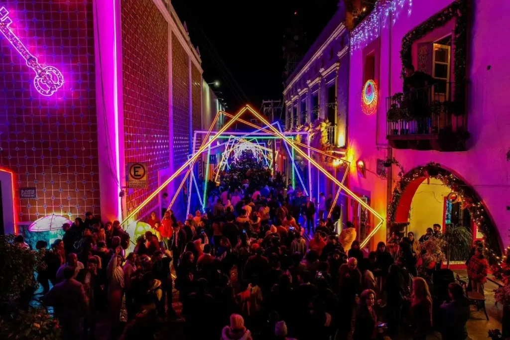 (FOTOS) Así luce la Villa Iluminada Atlixco 2024 con temática de Alicia en el País de las Maravillas