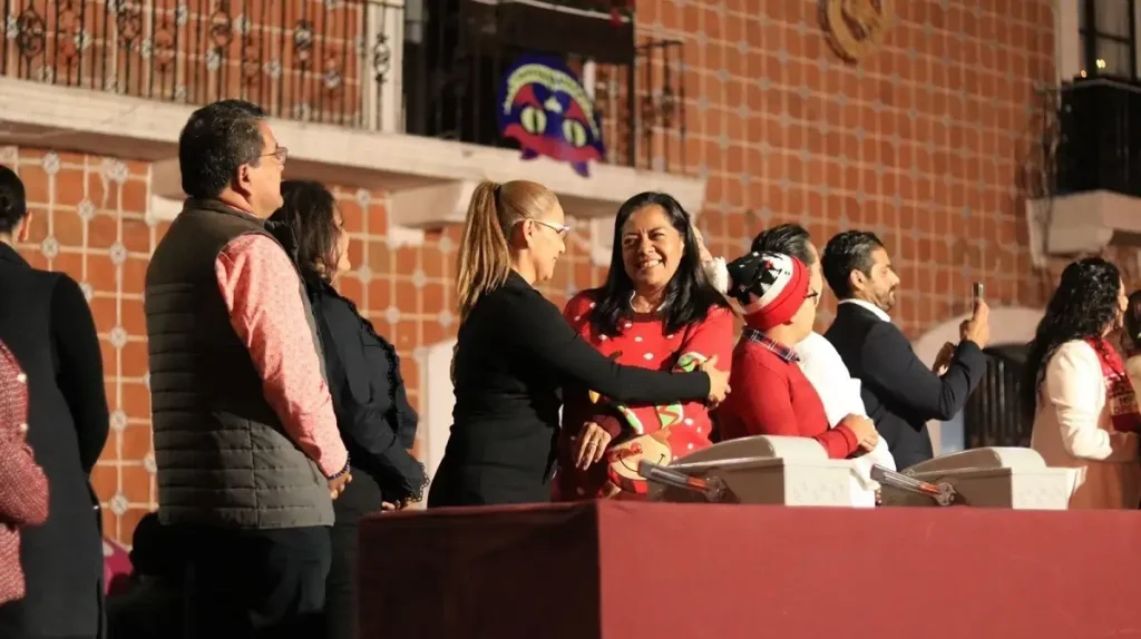 (FOTOS) Así luce la Villa Iluminada Atlixco 2024 con temática de Alicia en el País de las Maravillas