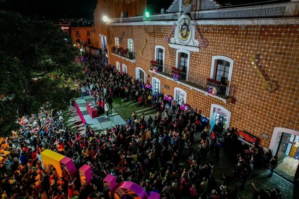 Asi luce la Villa Iluminada Atlixco 2024 con tematica de Alicia en el Pais de las Maravillas 6
