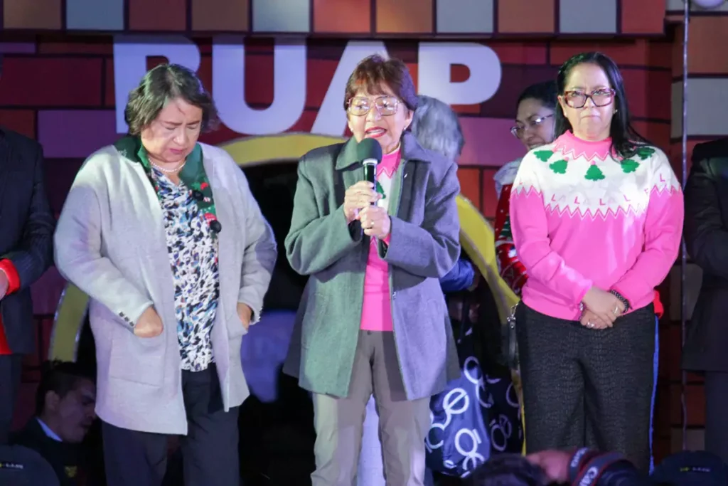 encendido del árbol de navidad de la BUAP 2024