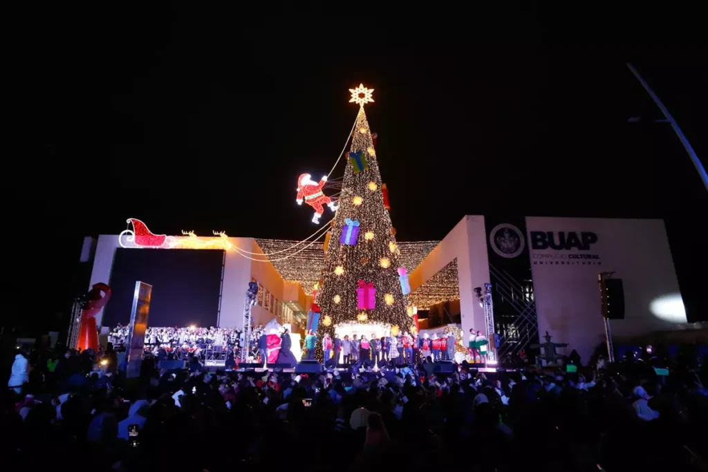 Así luce el árbol de navidad de la BUAP de 23 metros de altura